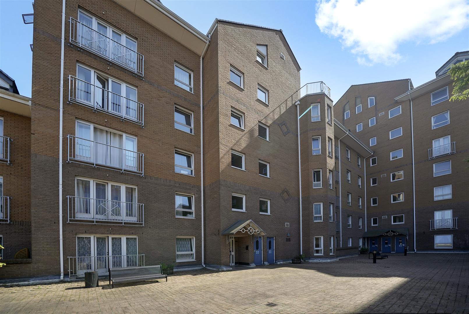Hera Court, Canary Wharf